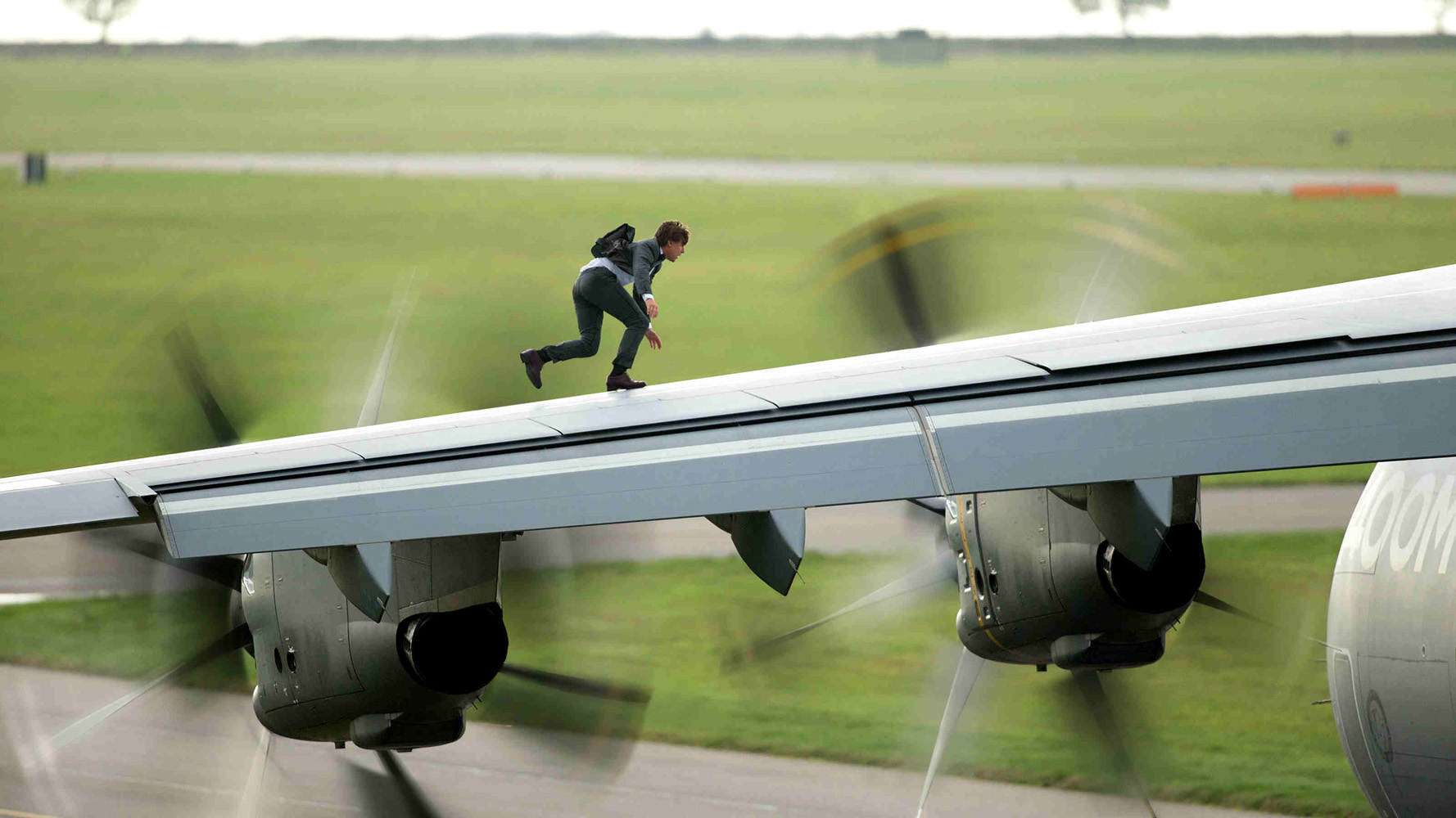 tom cruise c 130 stunt